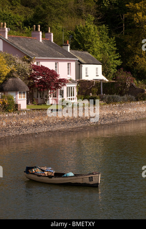 Regno Unito, Inghilterra, Devon, Galmpton, salmone pittoresca Fisherman's cottage sulle rive del fiume Dart Foto Stock