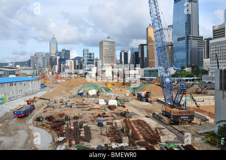 Bonifica di terreni, operai, gru, veicoli, rinforzata con barre di ferro, di fronte alla Banca di Cina grattacieli, Central Hong Kong Foto Stock