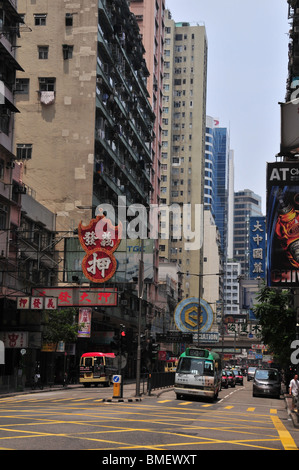 Giorno tempo-ritratto di ponte singolo bus e taxi, in corrispondenza di un nodo stradale di seguito skyscarpers e insegne al neon, Lockhart Road, Hong Kong Foto Stock