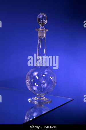 Elegante caraffa isolata su sfondo blu Foto Stock