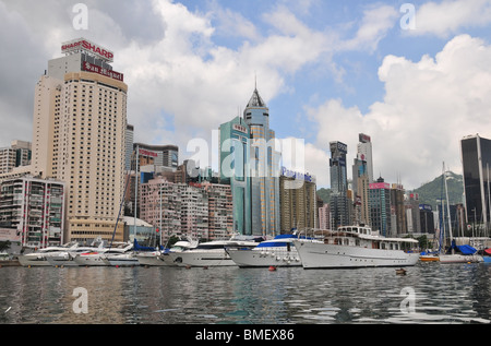 Yacht di lusso, ormeggiata in Causeway Bay Typhoon Shelter, guardando verso l'Hotel Excelsior e altri grattacieli, Hong Kong Foto Stock