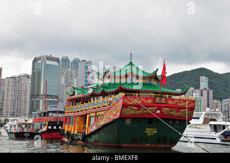 Oro stern Cinese di 'Phoenix acqua tour in barca, ormeggiata in Causeway Bay Typhoon Shelter, guardando verso grattacieli, Hong Kong Foto Stock