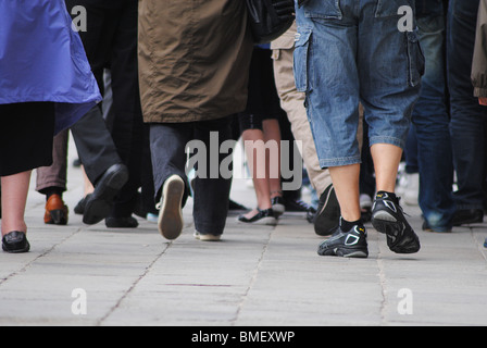 La folla di turisti a piedi lungo una strada di Venezia, Italia Foto Stock