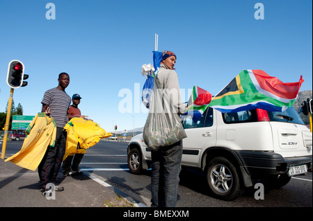 I venditori ambulanti vendono i loro articoli in corsa per la Coppa del Mondo FIFA 2010 Città del Capo Sud Africa Foto Stock