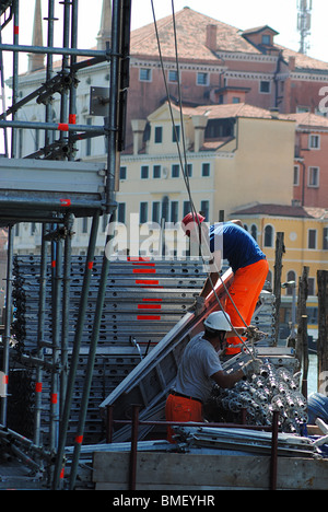 Costruttori lavorando su una villa sul Grand Canal, Venezia, Italia Foto Stock