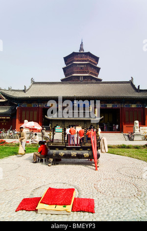 Bruciatore di incenso nella parte anteriore del tempio Fogong, Ying County, Shuozhou City, nella provincia di Shanxi, Cina Foto Stock