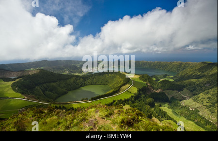 Bellissima vista del paesaggio su Sete Cidades lago e lago di Santiago, a São Miguel Island - Azzorre. Foto Stock