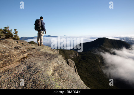 Un escursionista prende in considerazione di undercast dalla vetta del Monte Osceola nelle White Mountains, New Hampshire USA Foto Stock