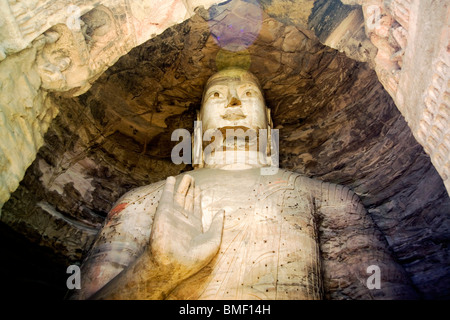 Gigantesca statua di Shakyamuni in cave 19, Grotte di Yungang, Datong City, nella provincia di Shanxi, Cina Foto Stock