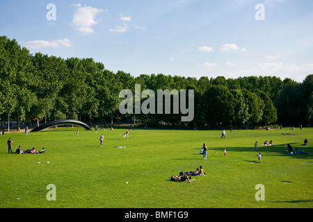 I parigini godere di una giornata di sole a Parc de la Villette Foto Stock