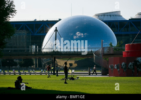 La Géode alla Cité des Sciences et de l'Industrie, Parigi, Francia Foto Stock