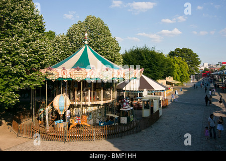 Un vintage merry-go-round nel Parc de la Villette, Parigi, Francia Foto Stock