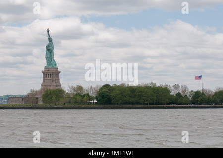 Iconica Statua della Libertà con piedistallo su Liberty Island in New York, Stati Uniti d'America. Foto Stock