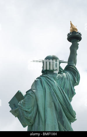 La Statua della Libertà con torcia come visto dalla parte posteriore in New York, Stati Uniti d'America. Foto Stock