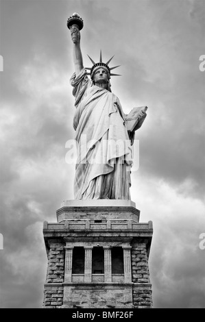 Iconica Statua della Libertà con piedistallo su Liberty Island in New York, Stati Uniti d'America. Foto Stock