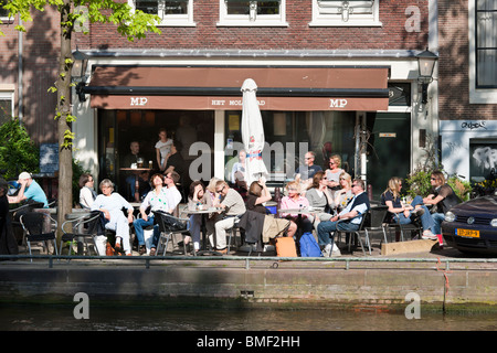 Amsterdam 'bar che serve cibo' Het Molenpad. Al di fuori di cafè sul marciapiede della terrazza sul canale Prinsengracht vicino a Nove Piccole Strade Foto Stock