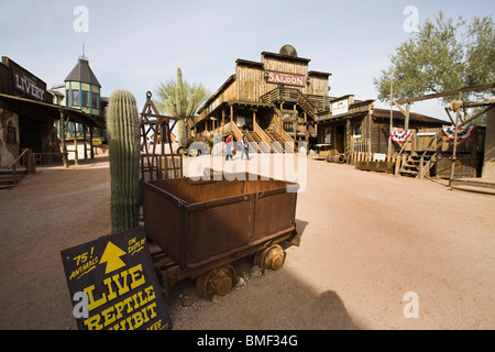 Goldfield Ghost Town, nei pressi di Apache Junction, Arizona e superstizione montagne. Foto Stock