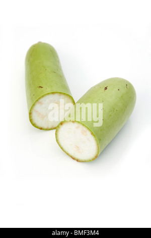 Calabash, Dudhi o bottiglia gourd isolato su uno sfondo bianco studio. Foto Stock