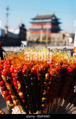 Pechino snack tradizionali Tanghulu, Qianmen Street, Pechino, Cina Foto Stock