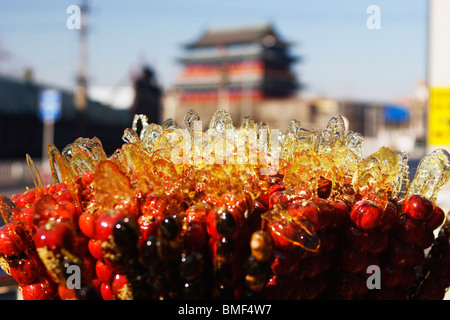 Pechino snack tradizionali Tanghulu, Qianmen Street, Pechino, Cina Foto Stock