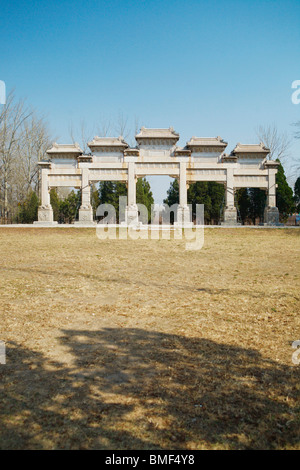 Arco di pietra, dinastia Ming tombe, Pechino, Cina Foto Stock