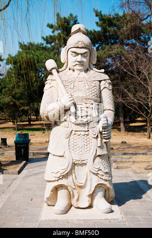 Il guerriero di pietra sulla Via Sacra, dinastia Ming tombe, Pechino, Cina Foto Stock