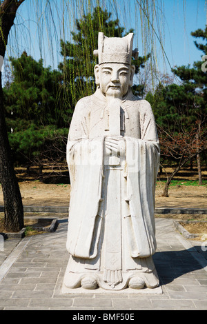 Statua di Pietra della antica funzionario civile sulla Via Sacra, dinastia Ming tombe, Pechino, Cina Foto Stock