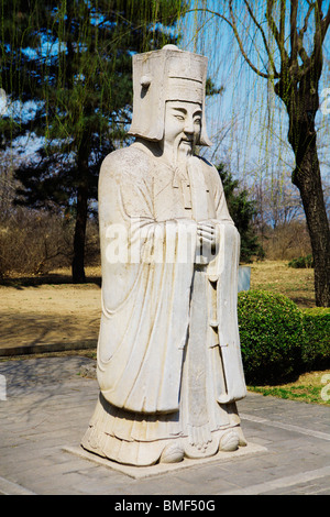 Statua di Pietra della antica funzionario civile sulla Via Sacra, dinastia Ming tombe, Pechino, Cina Foto Stock