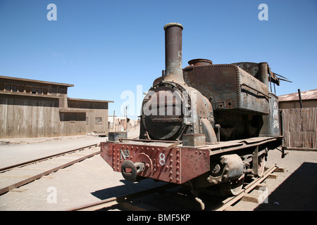 Una vecchia miniera in disuso deterioramento del treno in corrispondenza di Humberstone nei pressi di Iquique, Cile Foto Stock