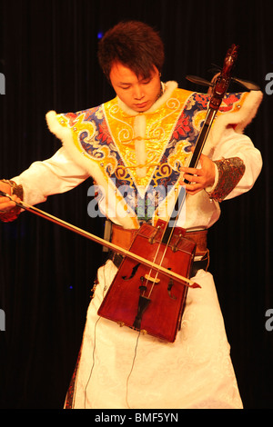 Musicista mongola riproduzione di Morin khuur, Arxan, Hinggan League, Mongolia Interna Regione Autonoma, Cina Foto Stock
