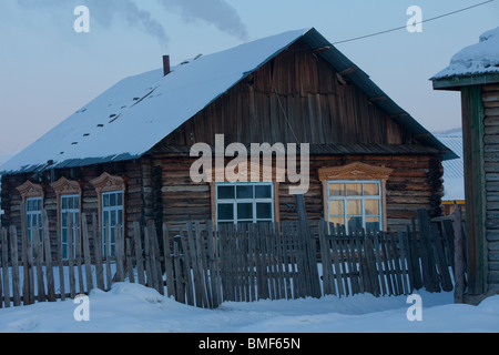 Casa in legno in un villaggio russo, Shiwei etnico russo Township, Ergun, Hulunbuir, Mongolia Interna, Cina Foto Stock