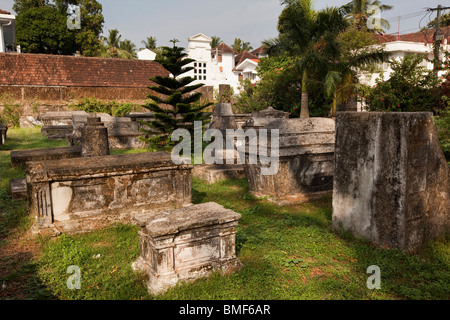 India Kerala, Kochi, Fort Cochin, cimitero Olandese, storica vecchia tombe dei commercianti coloniale e soldati Foto Stock