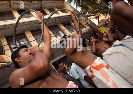 India Kerala, Kochi, Ernakulam Uthsavom festival, Parayeduppu elephant processione, orchestra Panchavadyam Kombu giocatori Foto Stock