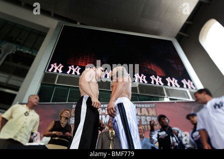 Pugili Miguel cotto (destra con tatuaggio) vs Yuri Foreman (sinistra indossando pac) pesare-in allo Yankee Stadium Foto Stock