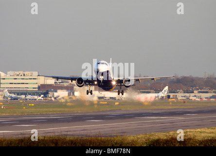 La Monarch Airlines Airbus A320-212 decollare da Londra Gatwick Foto Stock