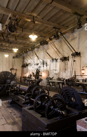 La cinghia di comando macchina, XIX e agli inizi del XX secolo strumenti in un workshop, Deutsches Museum di Monaco di Baviera, Germania Foto Stock