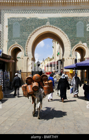 Bab Bou Jeloud cancello decorato con verde zellij, Fes, Fez, in Marocco Foto Stock