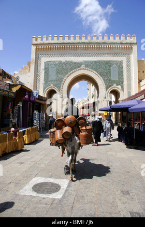 Bab Bou Jeloud cancello decorato con verde zellij, Fes, Fez, in Marocco Foto Stock