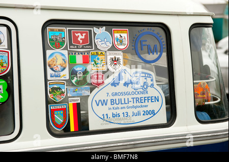 Rally adesivi su una finestra di VW CAMPER Foto Stock