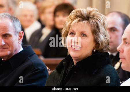 Mary McAleese, Presidente dell'Irlanda assiste la messa funebre servizio per il Cardinale Cahal Daly con il marito Martin McAleese (L) Foto Stock