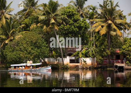 India Kerala, Alappuzha, Chennamkary, lagune, piccola imbarcazione locali tenendo lutto al funerale Foto Stock