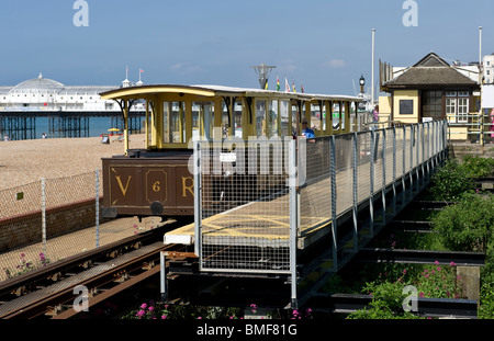 Carrozze ferroviarie presso lo storico elettrico Volks terminus ferroviario a Brighton SUSSEX REGNO UNITO Foto Stock