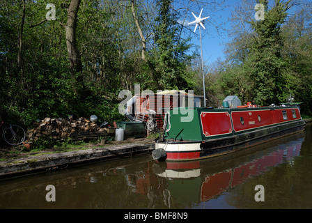 Una barca stretta con una turbina eolica in Shropshire Union Canal, Inghilterra. Foto Stock