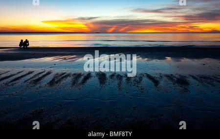 Guardare il tramonto da favola a Mindil Beach Darwin Territorio del Nord Australia famosa per i suoi mercatini serali. Foto Stock