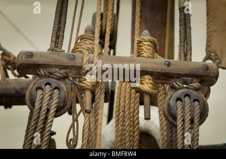 Dettagli, bobine di corda e parti del ponte principale di un 1885 Goletta barca a vela Foto Stock