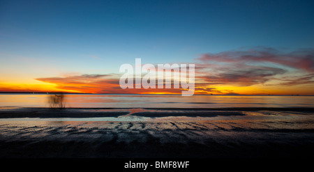 Guardare il tramonto da favola a Mindil Beach Darwin Territorio del Nord Australia famosa per i suoi mercatini serali. Foto Stock