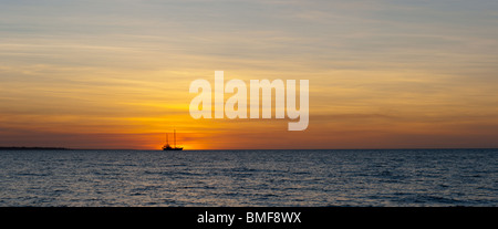 Catturare il tramonto da favola a Mindil Beach famosa per i suoi mercati al tramonto in Darwin Australia. Foto Stock