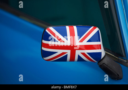 Union Jack design personalizzato dipinta su dello specchietto retrovisore di un mini veicolo a motore. Foto Stock