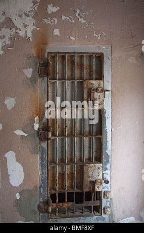 Cella solitaria la porta a Old Idaho penitenziere a Boise, Idaho Foto Stock