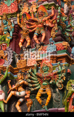 India, nello Stato del Tamil Nadu, Madurai, Sri Meenakshi Temple, restaurato recentemente gopuram sud, divinità colorati Foto Stock